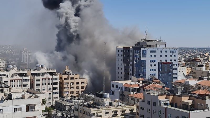 طائرات الاحتلال تدمر بشكل كامل برج الجلاء في غزة