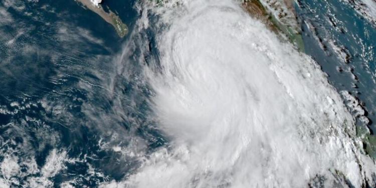 الإعصار نورا يصل إلى ساحل جنوب غرب المكسيك وتحذيرات من سيول جارفة