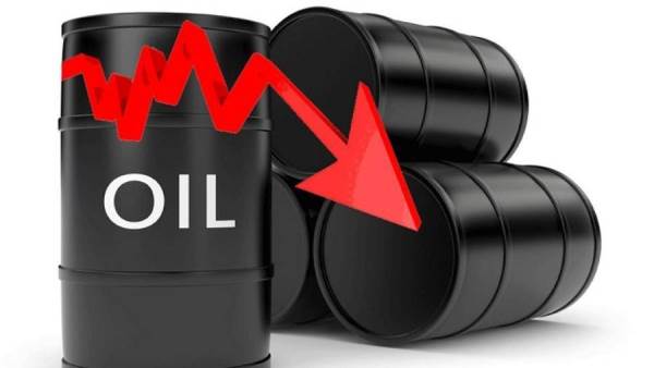 النفط يتراجع وسط حديث عن الإفراج عن كميات من الاحتياطيات الاستراتيجية
