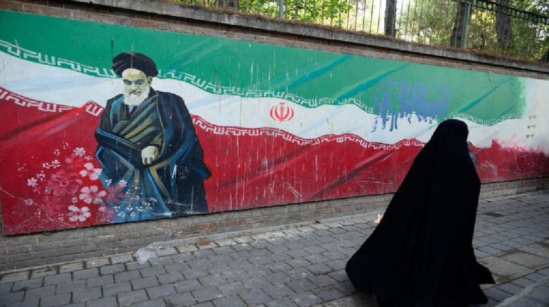 شيماء المرسي تكتب: المسؤولون الإيرانيون يعاندون الغرب ويشجعون أبناءهم على الهجرة إليه