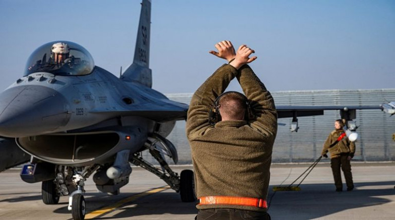 "إف-35" تهبط برومانيا وتحذير أوروبي من عدم دعم أوكرانيا