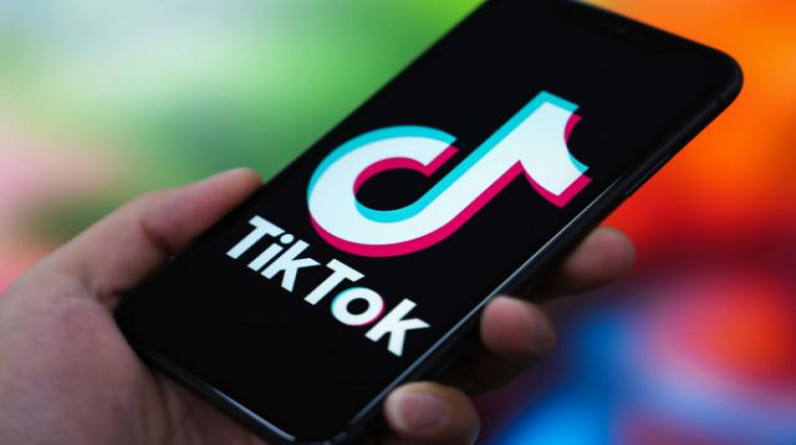 منصة "تيك توك" تطالب مستخدميها بالدفاع عن حقوقهم الدستورية بعد قرار حظر التطبيق