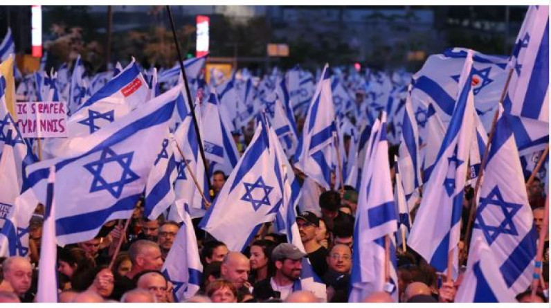 الآلاف يتظاهرون ضد نتنياهو في "تل أبيب" لعقد صفقة تبادل للأسرى