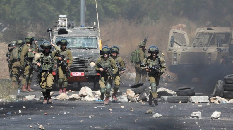 خلال اقتحام جيش الاحتلال مخيم جنين..مقتل ضابط وإصابة 17 آخرين بتفجير عبوات ناسفة