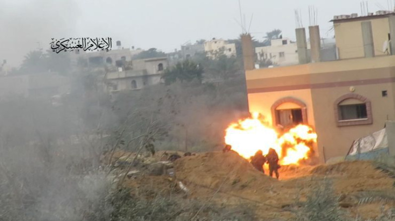 مشاهد جديدة من استهداف القسام آليات وجنود الاحتلال في محاور خان يونس (فيديو)
