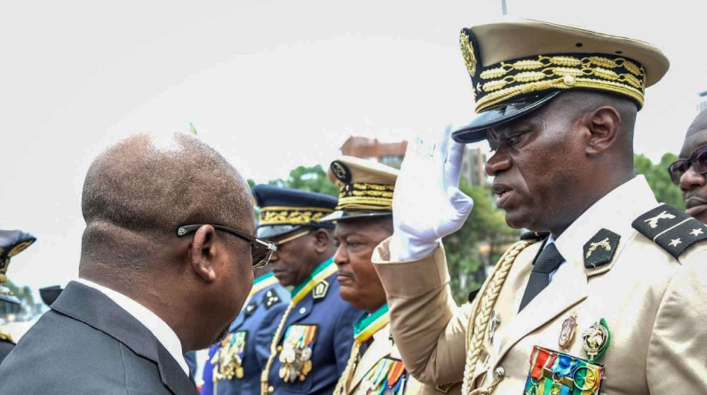 الجنرال بريس أوليجي نجيما يؤدي اليمين رئيساً مؤقتاً للجابون