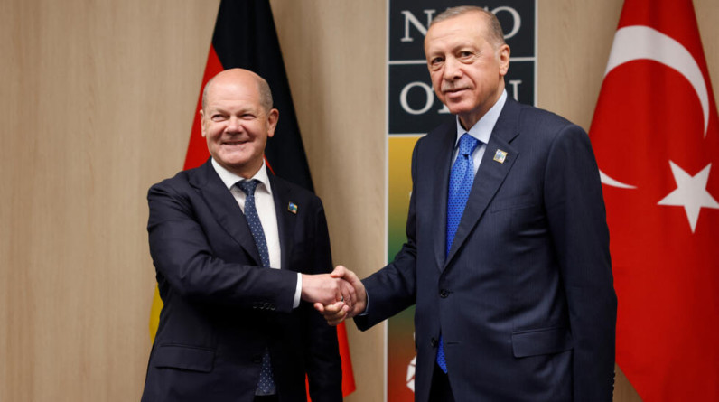 أردوغان من ألمانيا يفضح إزدواجية الغرب بشأن غزة: لا تهددوني بعدم بيع الطائرات لـ أنقرة