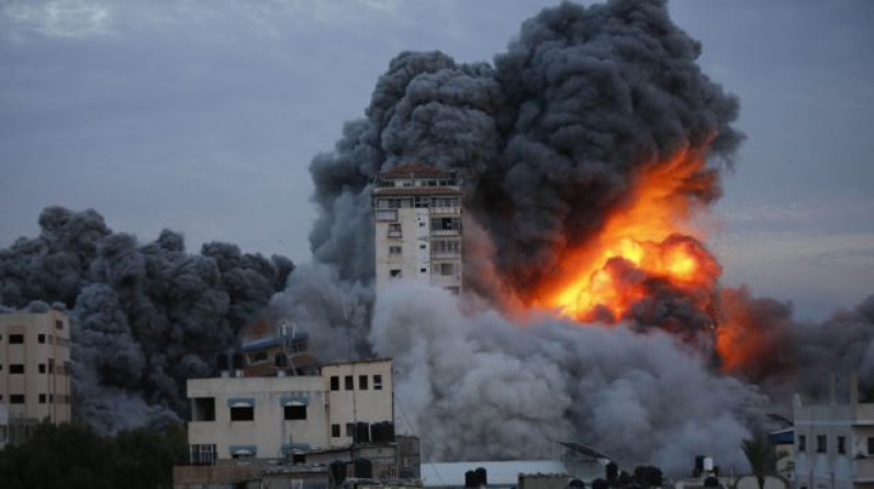 مع اليوم 238 للعدوان.. طيران ومدفعية الاحتلال يواصلان قصف قطاع غزة