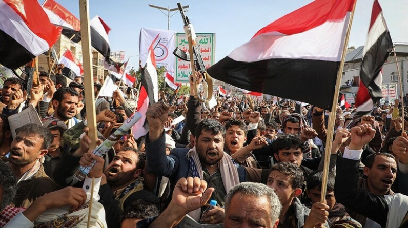 أول تعليق للحوثيين على قرار هادي نقل صلاحياته لمجلس رئاسي