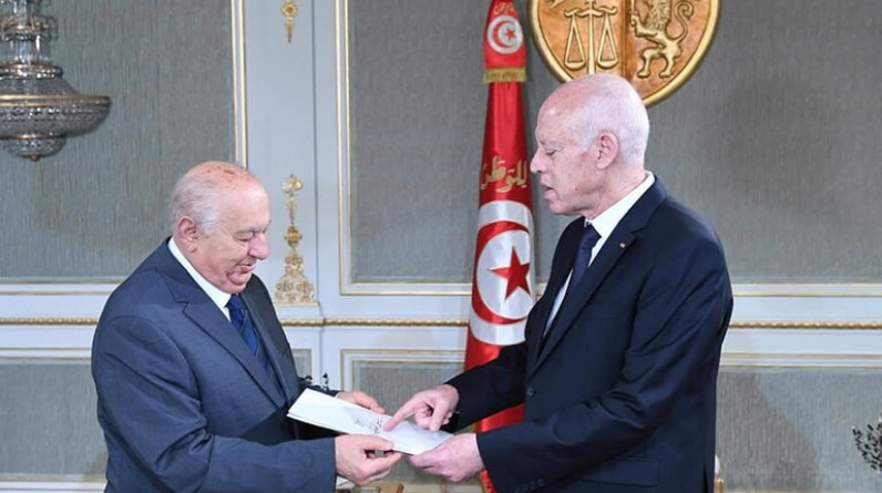 الرئيس التونسي يتسلم مشروع الدستور الجديد