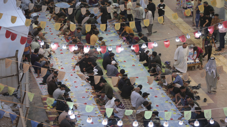 العراقيون يعيدون التراث الإسلامي في رمضان|  يستقبلون الشهر الفضيل بالألعاب النارية  ومدفع الإفطار.. والمائدة المجانية رمز التكافل (صور)