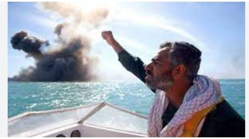 الحوثيون يستهدفون سفينة في البحر الأحمر .. والبحرية الأمريكية تنسحب بالصور
