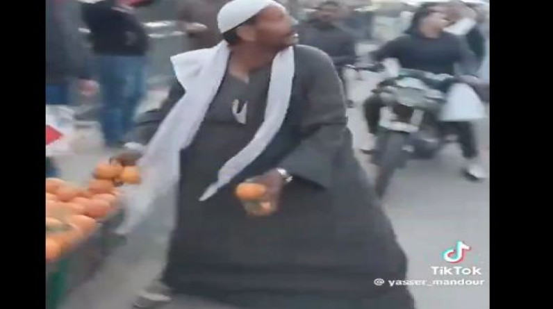 محلات فاكهة ورحلة حج..قصة بائع البرتقال المصري الذي شغل الرأي العام (فيديو)