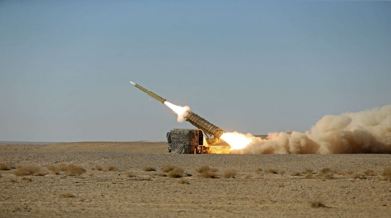 الحرس الثوري الإيراني يكشف عن صاروخ باليستي يصل مداه إلى 1450 كيلومترا 