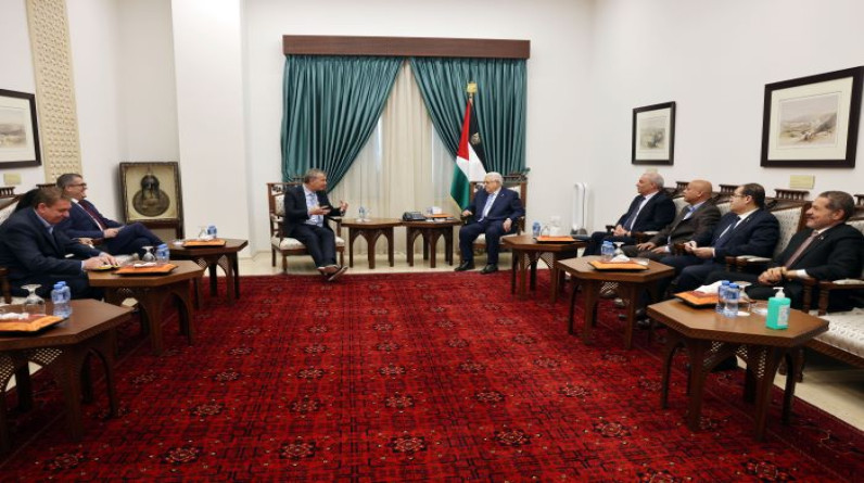 الرئيس الفلسطيني خلال استقباله مفوض الأونروا: أطالب المجتمع الدولي بالتراجع عن وقف التمويل