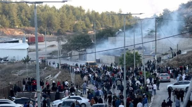 الاحتلال يطلق قنابل الغاز تجاه الفلسطينيين بمحيط سجن عوفر