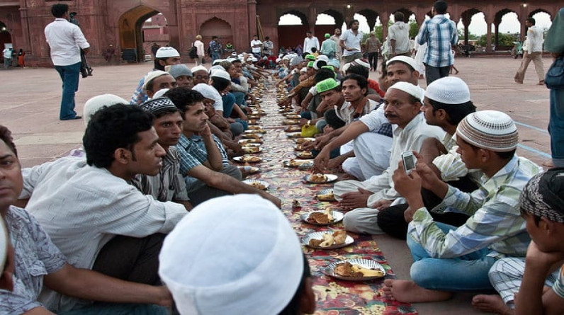 الهنود في شهر رمضان.. يفطرون على التمر والملح ويأكلون بعد التراويح.. أطفالهم يملأون المساجد ولا يشاهدون المسلسلات (صور)