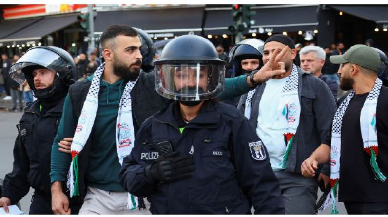 ألمانيا تقمع متظاهرين مؤيدين لفلسطين وتعتدي على مسلمة