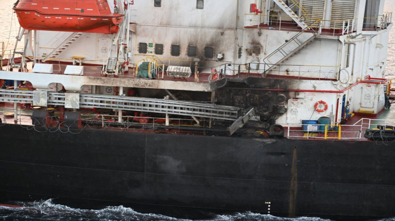 صور| آثار الدمار الذي أحدثه الصاروخ اليمني في السفينة الأمريكية "جينكو بيكاردي"
