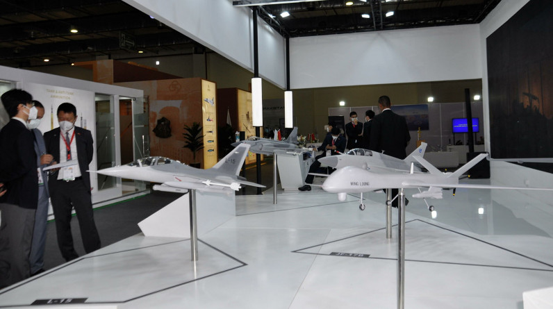 الإمارات تعتزم شراء 12 طائرة صينية من طراز "إلـ 15"