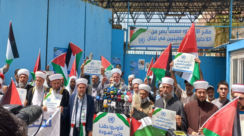 هيئة علماء فلسطين "فرع لبنان" في وقفة تضامنية أمام الأونروا  لدعم  غزة