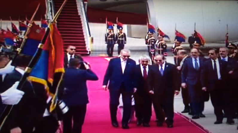 بالصور..الرئيس السيسي يستقبل أردوغان وقرينته في مطار القاهرة