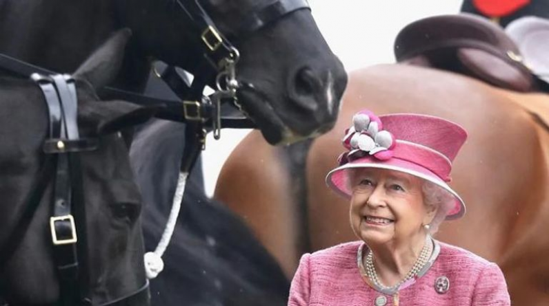 الملكة إليزابيث والخيول.. "قصة حب" عمرها 92 عام