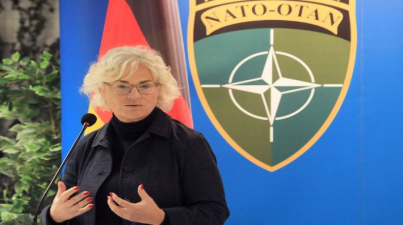 وزيرة الدفاع الألمانية تؤكد أهمية تسليم أنظمة دفاع جوي لأوكرانيا