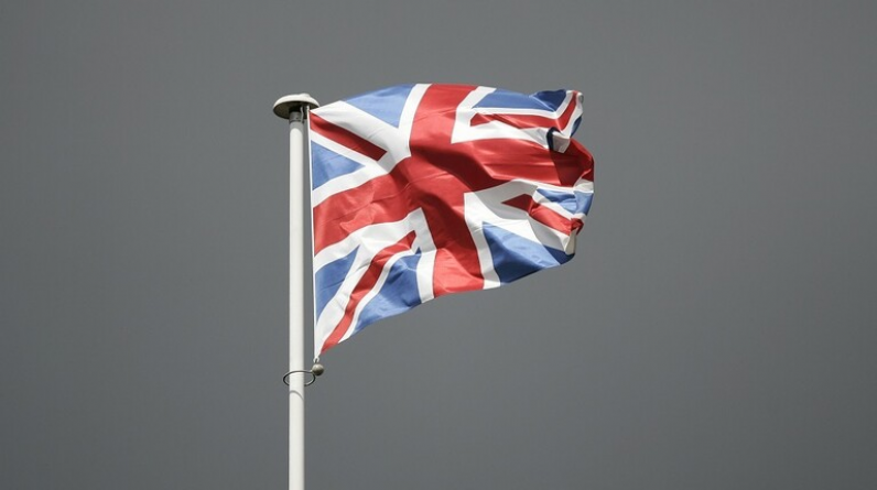 "بريطانيا دولة إرهاب".. شعارات بانتظار السفيرة البريطانية لدى وصولها مقر الخارجية الروسية