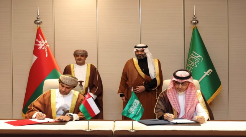 السعودية وعُمان توقعان اتفاقية للاتصالات والكابلات البحرية