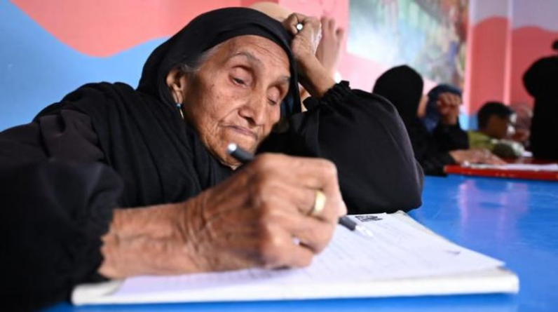 حققت حلمها بعمر 87 عاما.. قصة مصرية تتعلم القراءة والكتابة