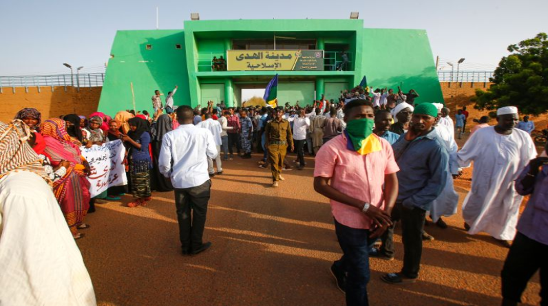 آلاف السجناء في السودان طلقاء واتهامات متبادلة بالمسؤولية.. ما القصة؟