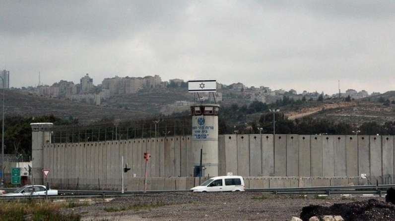 بعد استشهاد مضرب عن الطعام.. طوارئ إسرائيلية بسجن عوفر لقمع الأسرى الفلسطينيين
