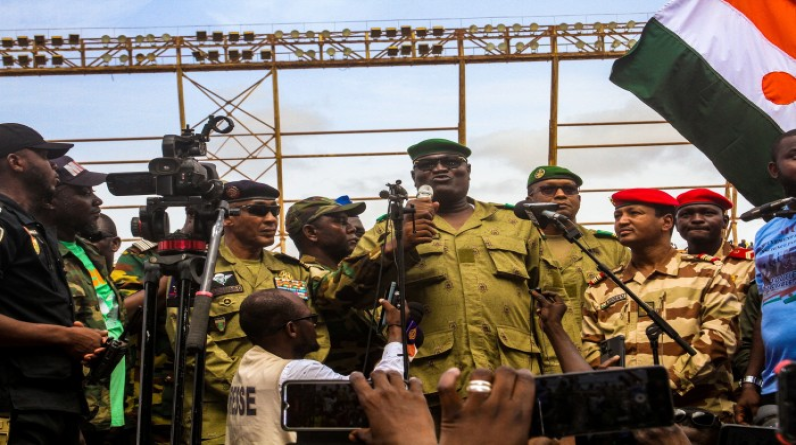 انقلابيو النيجر يرفضون دخول وفد إيكواس وينشرون قوات إضافية بالعاصمة