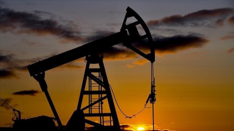 أسعار النفط تتراجع 2.6 بالمئة وسط ضعف الطلب العالمي