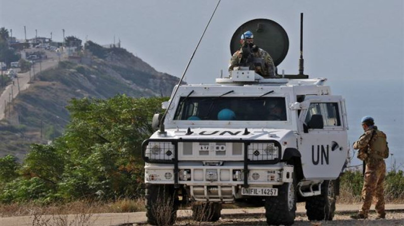 "إسرائيل" تستهدف قوات اليونيفيل في جنوب لبنان.. وإصابة 3 ضباط ومترجم