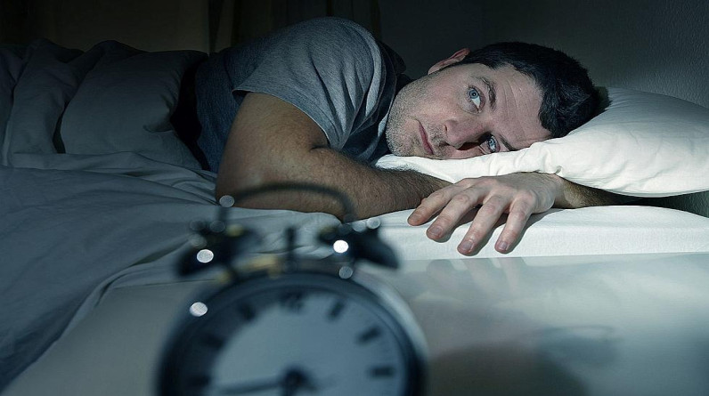النوم غير المنتظم والجلوس بالمنزل.. 10 عادات تفعلها يوميا قد تؤثر على طول العمر