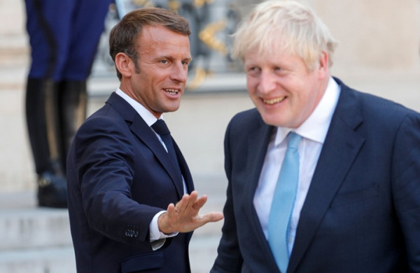 "أزمة الغواصات".. جونسون يهاتف ماكرون ويؤكد رغبة بريطانيا في علاقات قوية مع فرنسا