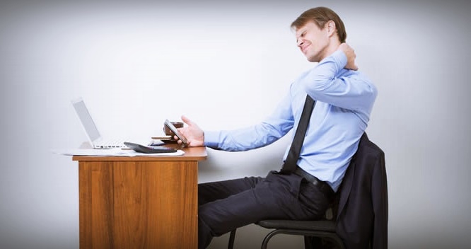 خبير يكشف عما يفعله الجلوس في المكتب طوال اليوم بساقيك