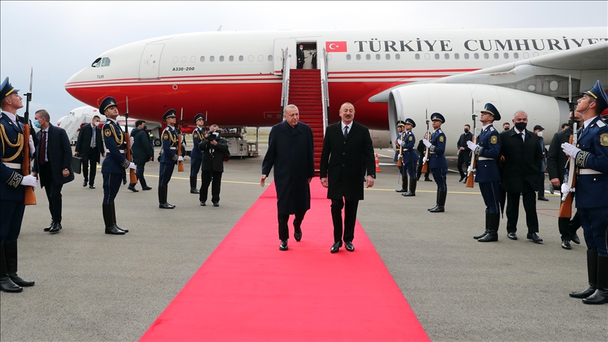 أردوغان يصل أذربيجان ويشارك في افتتاح "مطار فضولي الدولي"