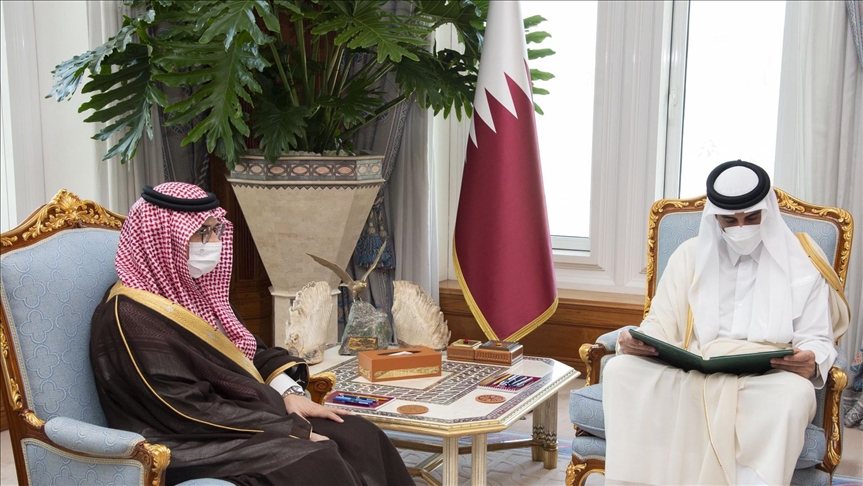 أمير قطر يتسلم رسالة من ولي عهد السعودية بشأن تعزيز العلاقات