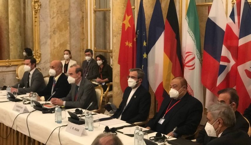 كبير المفاوضين الإيرانيين يعرب عن تفاؤله بعد أول يوم من المحادثات النووية