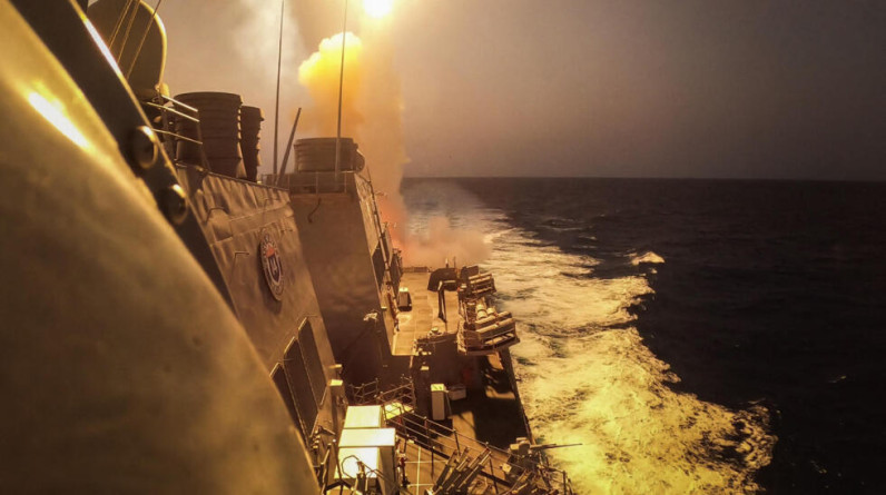 الحوثي تعلن استهداف سفينة بريطانية بصاروخ قرب السواحل اليمنية