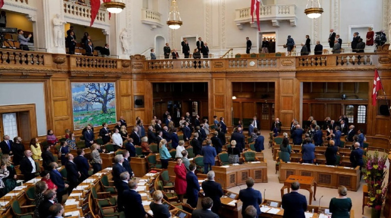 البرلمان الدنماركي يقر قانونا بحظر حرق المصحف أو تدنيسه أو تمزيقه
