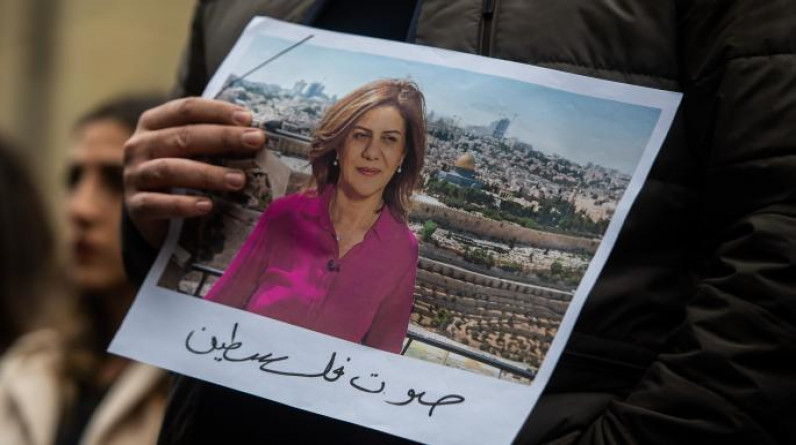 إيكونوميست: شيرين أبو عاقلة باتت ضحية النزاع الذي غطته طوال حياتها ومقتلها سيهز الائتلاف الحكومي الإسرائيلي