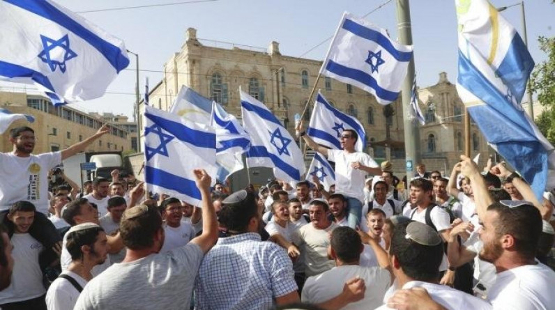 مستوطنون ينظمون مسيرة عند باب العامود وشرطة الاحتلال تعتدي على المقدسيين