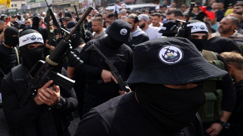 مقاومون من "عرين الأسود" يسلمون أنفسهم للأمن الفلسطيني