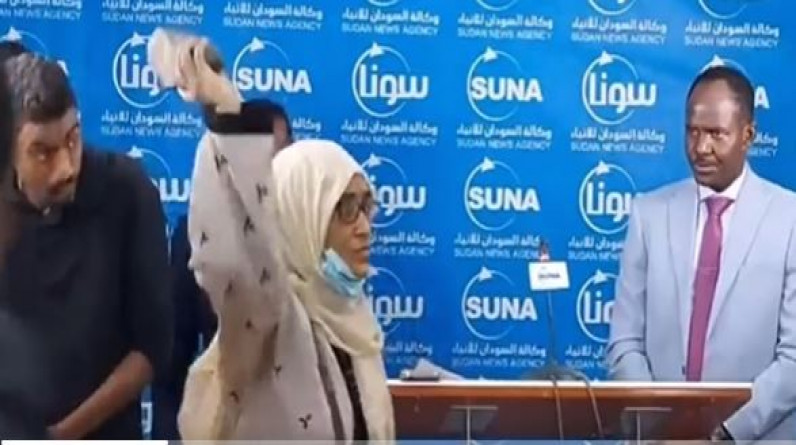 السودان.. صحفية ترمي حذاءها على سياسي سوداني خلال مؤتمر يدعم الانقلاب