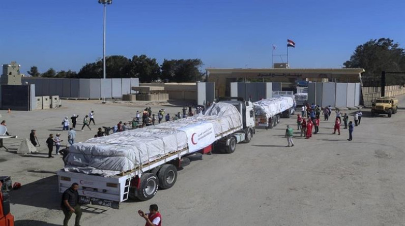 دخول 60 شاحنة مساعدات و4 سيارات وقود إلى غزة