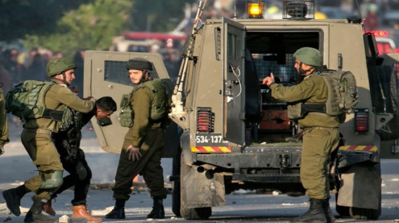 الاحتلال يعتقل 15 فلسطينيا من الضفة بينهم سيدة